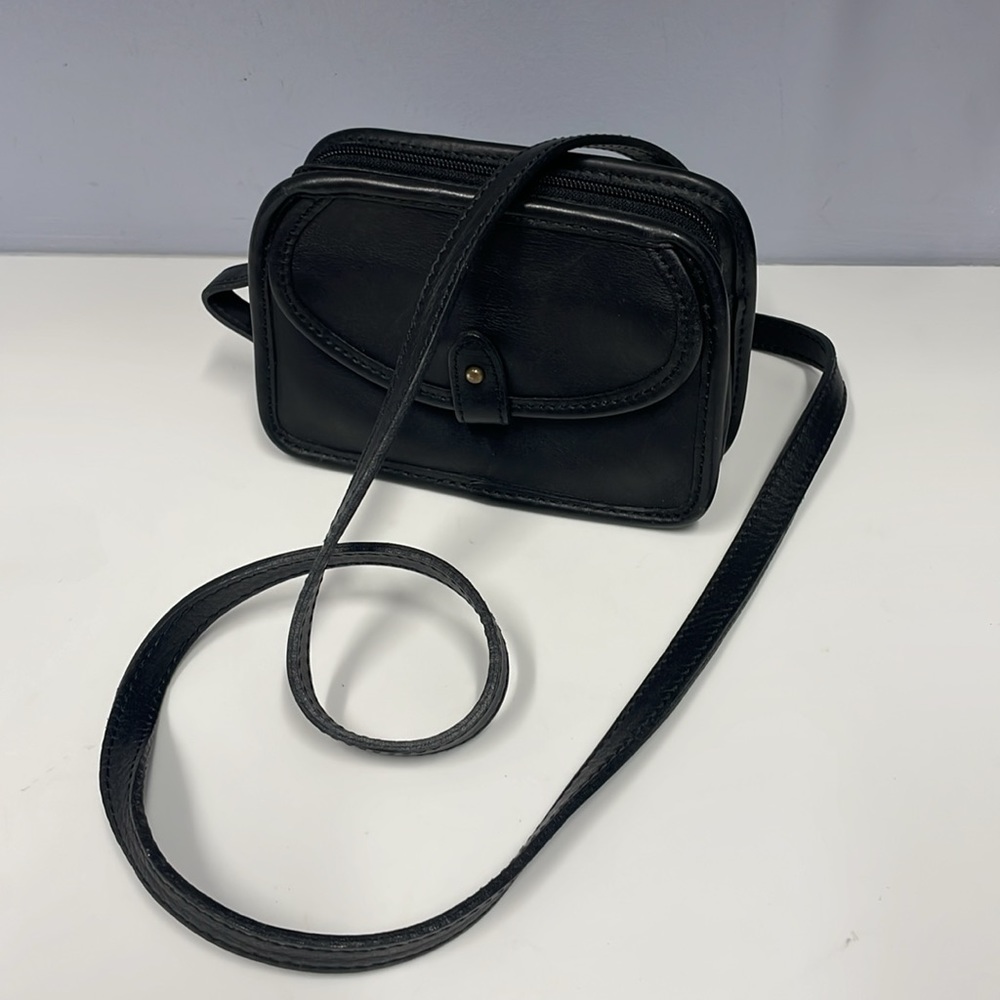 LIZ. CLAIBORNE Woman crossbody leather Vintage bag.  Excellent condition